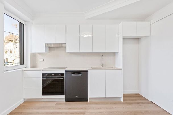 Unfurnished One Bedroom with Parking ! - Photo 1