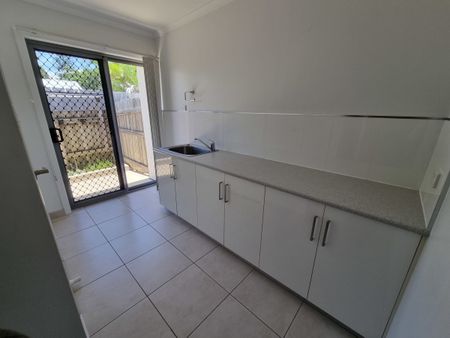 Modern 3 bedroom unit close to beach - Photo 4