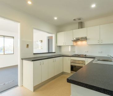 Three bedroom home with large sunroom - Photo 5