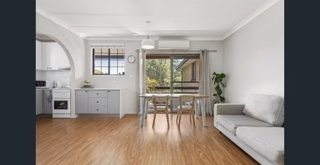 Private updated apartment offers alluring potential - Photo 4