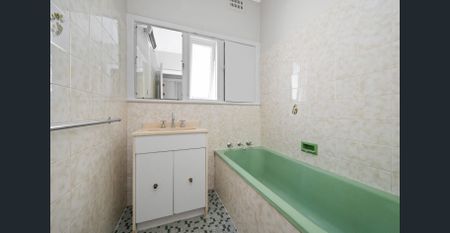 Spacious Renovated Four-Bedroom Family Sanctuary in a Premier Mascot Location - Photo 4
