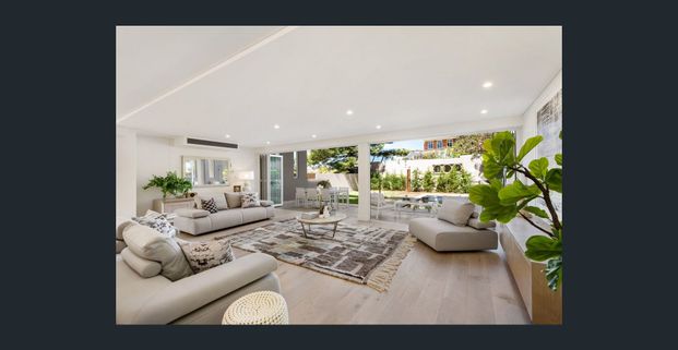 LUXURIOUS, RENOVATED DESIGNER FAMILY HOME OFFERS OCEAN VIEWS + IDEAL COASTAL LOCATION IN QUIET CUL-DE-SAC - Photo 1