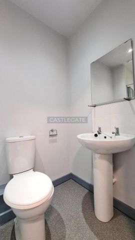 1 bedroom in a flat share to rent - Photo 3