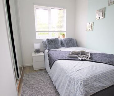 The Rowans, Woking - Photo 4