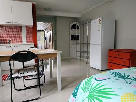 Large Semi Furnished Unit with enclosed courtyard - Photo 2