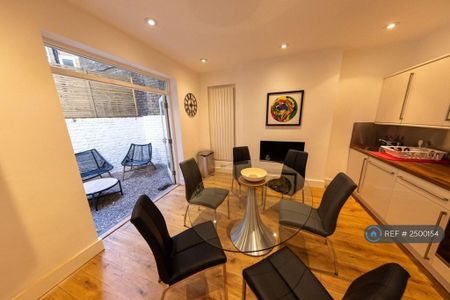 3 bedroom flat to rent - Photo 3