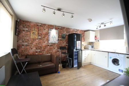 2 bedroom flat to rent - Photo 2