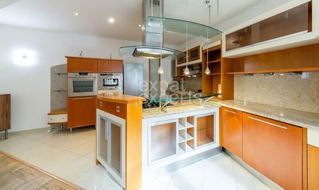 Priestranný 4i byt 113m2, so záhradným átriom a pivnicou v centre - Fotografia 5