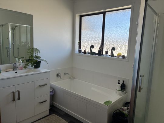 3 Bed House, Double Garage, West Auckland - Photo 1