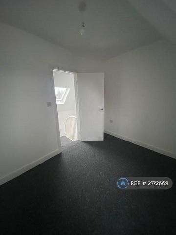3 bedroom flat to rent - Photo 4