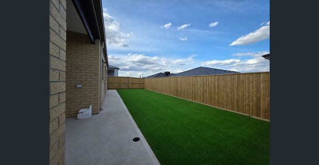 Stunning Family Home in Mambourin! - Photo 1