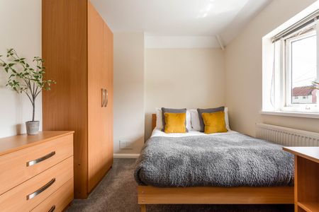 5 Bed Semi-Detached House, Southall Avenue, BN2 - Photo 4