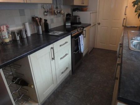 2 bedroom terraced house to rent - Photo 4