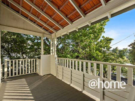 Character Family Home - Photo 2