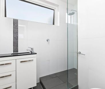 Spacious & Stylish One-Bedroom Apartment in Prime St Kilda Location - Photo 2