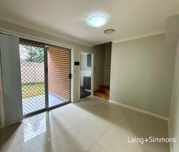 Modern four-bedroom townhouse in sought-after location - Photo 4