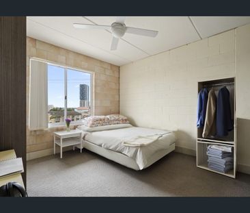 SOUTHPORT CONVENIENCE | PRIME TOP FLOOR POSITIONING | HIGHLY SOUGHT... - Photo 3