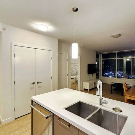 High-rise Cozy 2 bed 2 bath apartment for rent @ Coquitlam centre - Photo 4