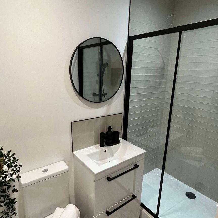 Modern Spacious Studio Rooms Fully Furnished Bills Included - Photo 1