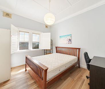 Charming Freestanding Family Home in a Prime Kensington Location - Offered Part Furnished or Unfurnished - Photo 3