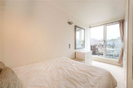A bright and spacious one bedroom apartment on the top floor of a period conversion with a private roof terrace - Photo 2