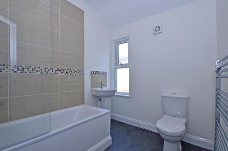 3 bedroom flat to rent - Photo 4