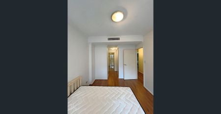 Fully Furnished-Modern Split-Level Apartment | Prime Location | Walk to Train, City & Universities - Photo 3