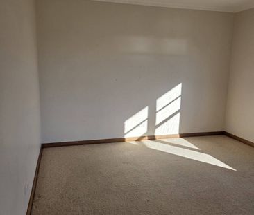 Spacious 4-bedroom Family Home - Photo 3
