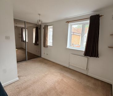 3 bed Semi-detached in Chiltern Close , Worcester Park, KT4 8LW - Photo 1