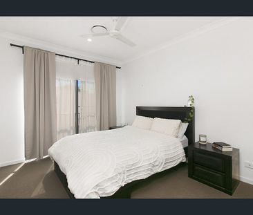 Stylish Architect-Designed Townhouse in Prime Location - Photo 3