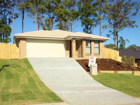 Spacious Family Home with Air Con and Huge Yard! - Photo 3