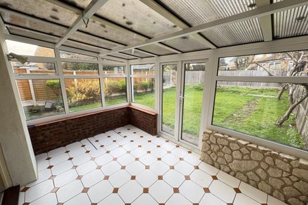 Melvyn Close - Photo 5