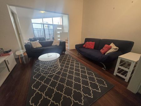 Great House, Great Location! EASY WALK TO UNI AND ST LUCIA VILLAGE - Photo 3