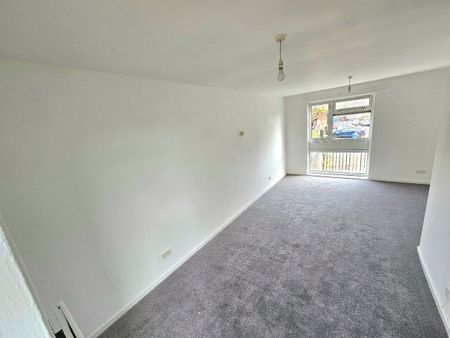 4 Bed Terraced House, Berkeley Path, LU2 - Photo 2