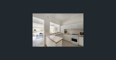 Elegant and Classical Living - Photo 3