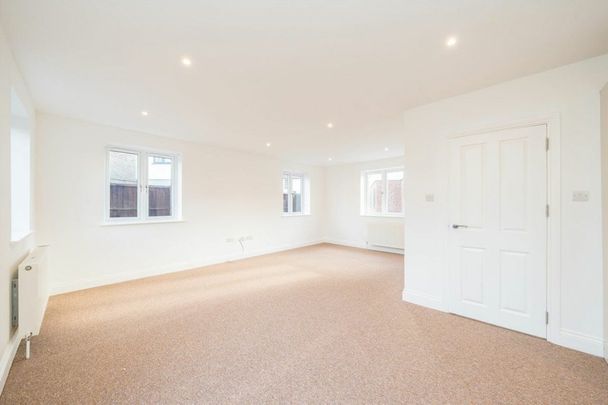 Kavsan Place, Cranford, TW5 - Photo 1