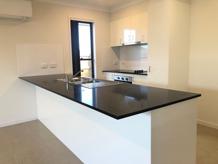 Spacious 4 bedroom + study home with air conditioning - Photo 2