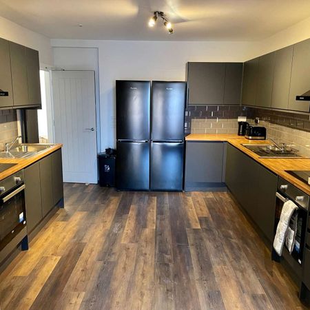 Queens Avenue Room 5 - Photo 3