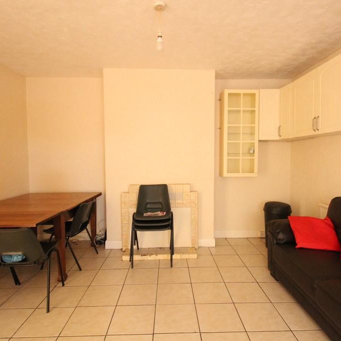 6 bedroom semi-detached house to rent - Photo 1