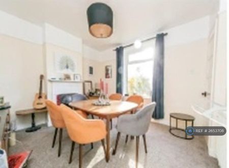 4 bedroom semi-detached house to rent - Photo 4