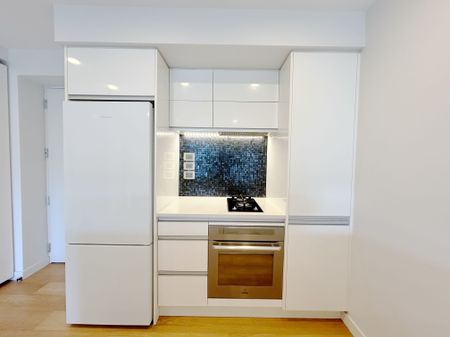 Modern 2-Bedroom Apartment in Prime Epsom - Photo 4