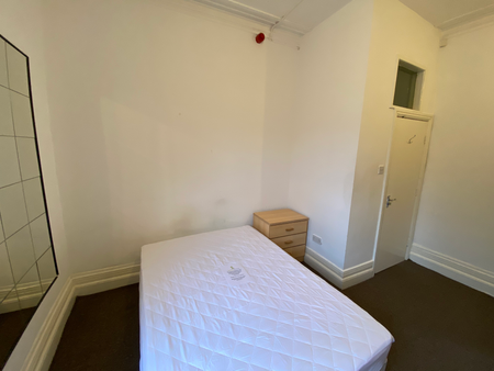 Flat 1, 6 Chestnut Avenue, LS6 1BA, Leeds - Photo 2