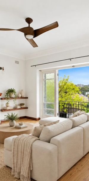 Refreshed Sunbathed Art Deco Beachside Apartment - Photo 1