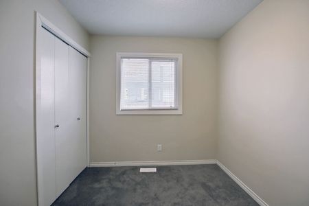 Beautiful 5-Bedroom Bungalow for Rent – 6607 Malvern Road NE Available Jan 1, 2026 - Photo 4