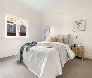 Updated and light filled Californian bungalow - Photo 3