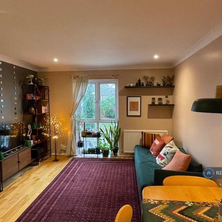 1 bedroom in a house share to rent - Photo 1