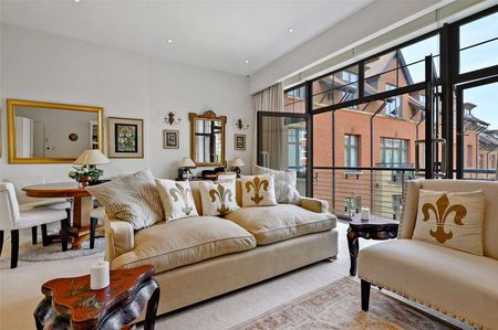 A wonderful first floor apartment in a stylish and vibrant development in the heart of Henley on Thames. Large open plan reception room, double bedroom, bathroom, allocated parking. - Photo 5