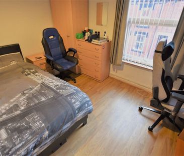 4 bedroom House in Hyde Park, Leeds - Photo 3