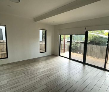 A stylish home in the perfect location is ready for you to move in! - Photo 1