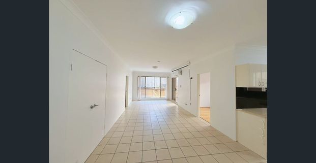 Modern Low-Rise Apartment with Oversized Courtyard in Prime Location - Photo 1